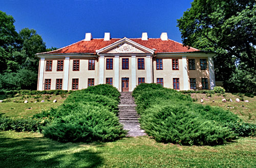 Frontowe zdjęcie zamku Smolajny