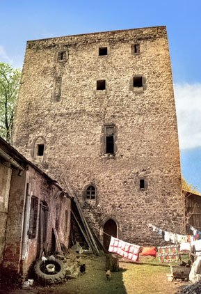 Frontowe zdjęcie zamku Stara Łomnica