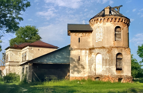 Frontowe zdjęcie zamku Niedrzwica Duża