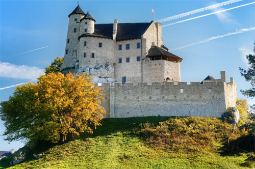 Frontowe zdjęcie zamku Bobolice