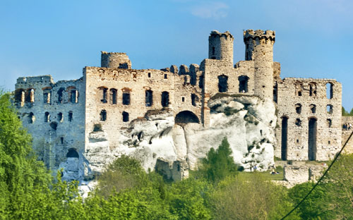 Frontowe zdjęcie zamku Ogrodzieniec