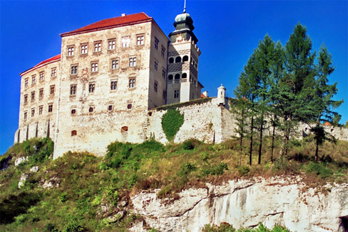 Frontowe zdjęcie zamku Sułoszowa-Pieskowa Skała