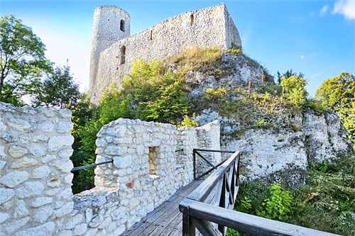 Frontowe zdjęcie zamku Smoleń