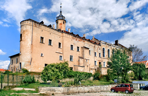 Frontowe zdjęcie zamku Jawor