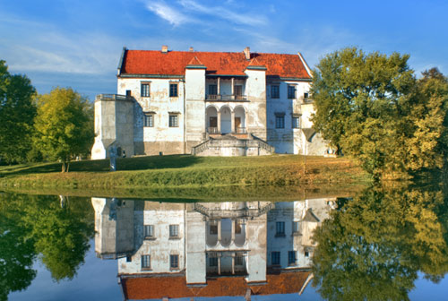 Frontowe zdjęcie zamku Szydłowiec