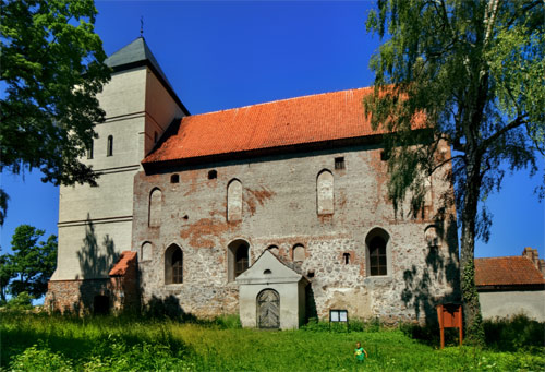 Frontowe zdjęcie zamku Bezławki