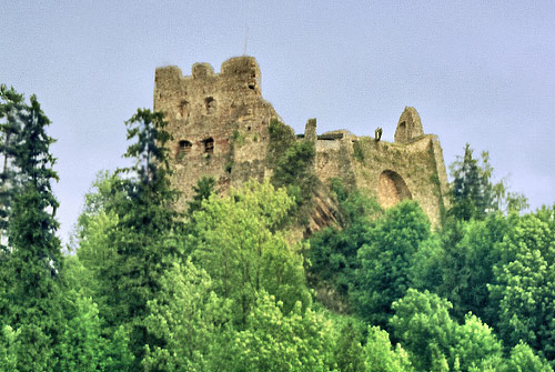 Frontowe zdjęcie zamku Czorsztyn