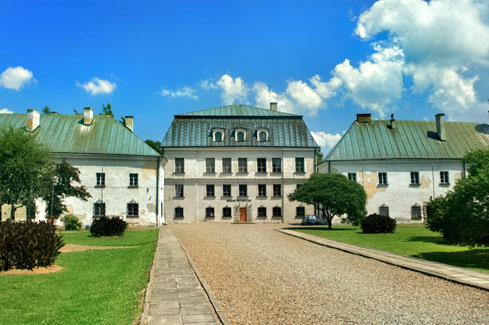 Frontowe zdjęcie zamku Dukla