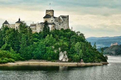 Frontowe zdjęcie zamku Niedzica