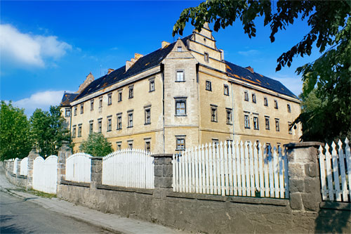 Frontowe zdjęcie zamku Lwówek Śląski-Płakowice