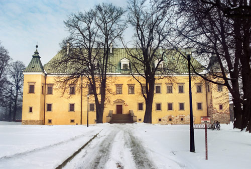 Frontowe zdjęcie zamku Spytkowice