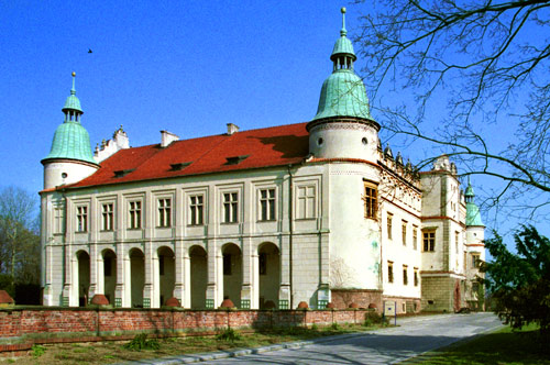 Frontowe zdjęcie zamku Baranów Sandomierski