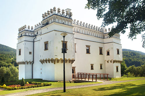 Frontowe zdjęcie zamku Szymbark