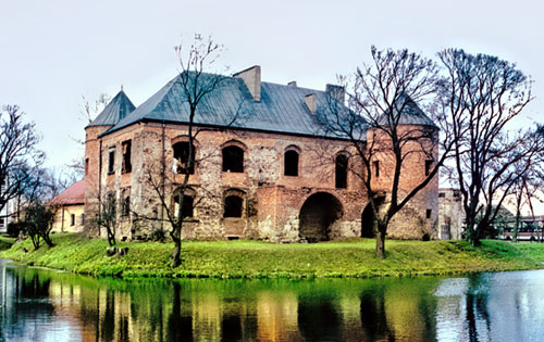 Frontowe zdjęcie zamku Modliszewice