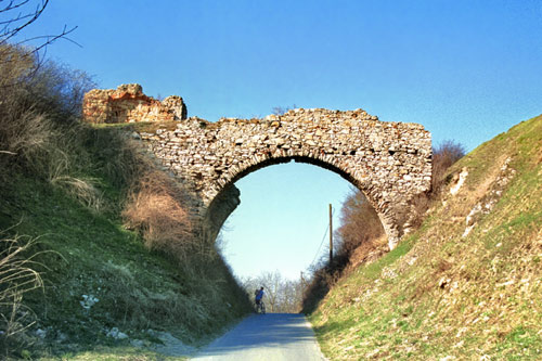 Frontowe zdjęcie zamku Ossolin