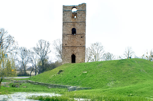 Frontowe zdjęcie zamku Stołpie