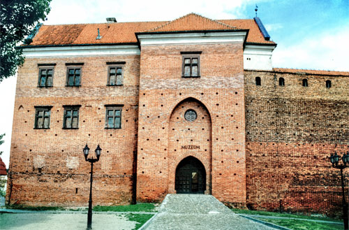 Frontowe zdjęcie zamku Lęczyca