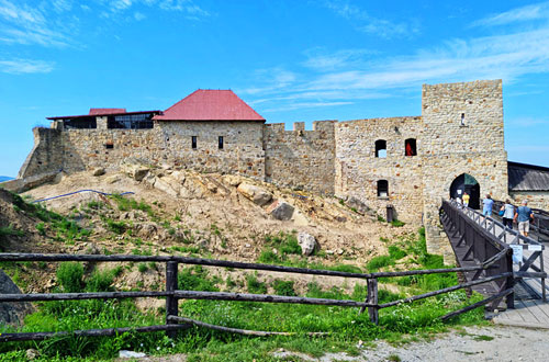 Frontowe zdjęcie zamku Dobczyce