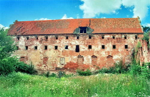 Frontowe zdjęcie zamku Pieniężno