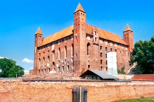 Frontowe zdjęcie zamku Gniew