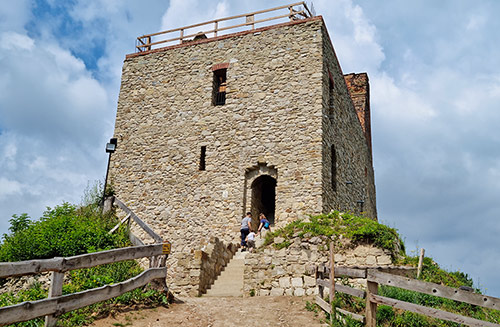 Frontowe zdjęcie zamku Melsztyn
